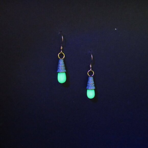 Uranium glass cone drop earrings - Picture 5 of 14